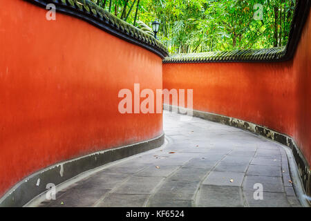 Curvy roten Wänden Passage von Bambus Wald umgeben, Wuhou Tempel in Chengdu, China. Stockfoto
