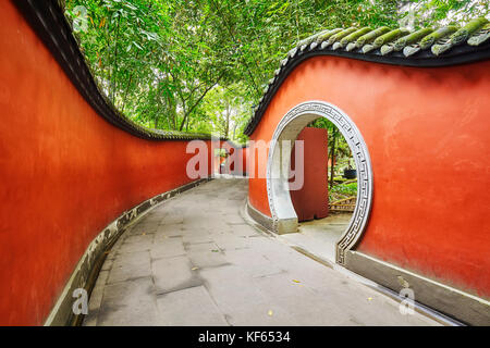 Runde Tor in Rote Wand Passage von Bambus Wald umgeben, Wuhou Tempel, Chengdu, China. Stockfoto