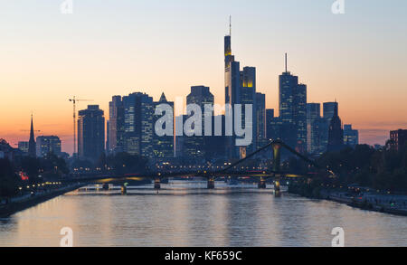 Frankfurt am Main Skyline bei Sonnenuntergang Hessen Deutschland. Stockfoto