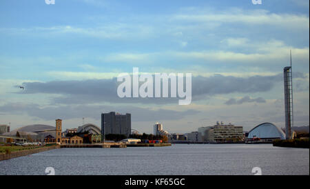 Blick über den clyde River zur Whisky still Clydeside Destillerie auf der linken Seite in Glasgow, Schottland vom clyde Walkway am Verkehrsmuseum Stockfoto