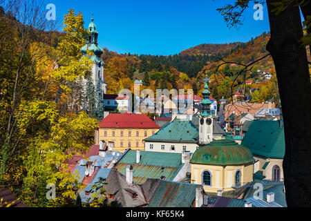 Herbst in der Altstadt mit historischen Gebäuden in Banska Stiavnica, Slowakei, Unesco