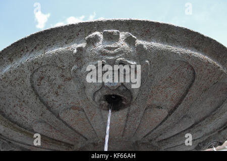 Gotischer Steinmaskenbrunnen in Oropa, Italien Stockfoto