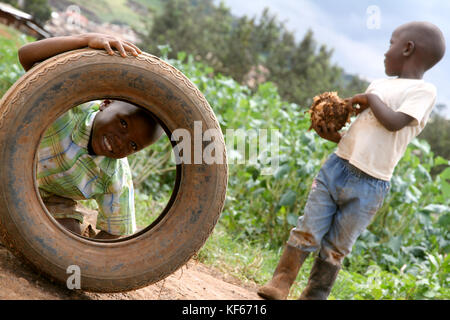 Leben im Slum in Kenia Aerias - Junge Kinder spielen Fußball mit einem eigenen gemacht Fußball in Slum Kibera Stockfoto