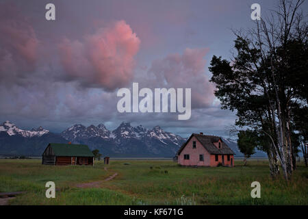 Wy 02499-00 ... Wyoming - Sonnenaufgang am rosa Haus auf der Mormonen Zeile im Grand Teton National Park. Stockfoto