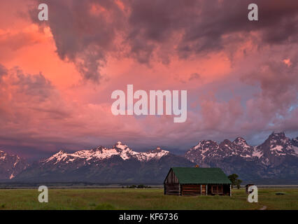 Wy 02501-00 ... Wyoming - Sonnenaufgang über den tetons von einem historischen Gehöft auf der Mormonen Zeile im Grand Teton National Park. Stockfoto