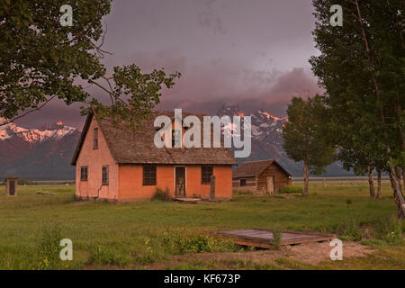 Wy 02502-00 ... Wyoming - Sonnenaufgang über den Teton Bergkette aus dem rosa Haus auf der Mormonen Zeile im Grand Teton National Park. Stockfoto