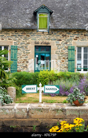 Lock Keepers Cottage in Malestroit auf dem Canal Nantes Brest im Morbihan Bretagne Frankreich. Stockfoto