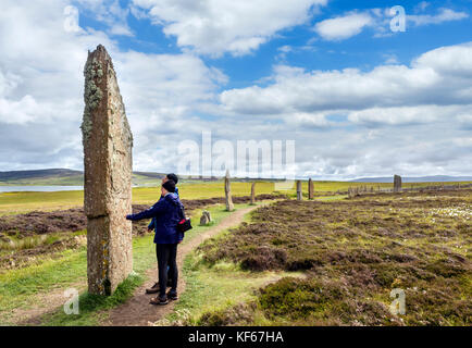 Touristen am Ring von Brodgar, Orkney. Neolithische Steinkreis, aus der Zeit um 2000 bis 2500 v. Chr., Festland, Orkney, Orkney Inseln, Schottland, Großbritannien