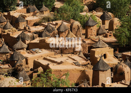 Land der Dogon in Mali, Dogon village Songho mit Ton Architektur an der Falaise die UNESCO Welterbe/MALI, etwa 20 km von Bandiagara südoestlich verlaeuft die rund 200 km lange Falaise, UNESCO-Welterbe, eine teilweise stark erodierte Sandsteinwand bis zu 300m Höhe, hier befinden sich viele Dogon Doerfer im Lehmbau Architektur, Dorf Songho Stockfoto