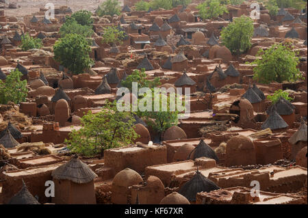 Land der Dogon in Mali, Dogon village Songho mit Ton Architektur an der Falaise die UNESCO Welterbe/MALI, etwa 20 km von Bandiagara südoestlich verlaeuft die rund 200 km lange Falaise, UNESCO-Welterbe, eine teilweise stark erodierte Sandsteinwand bis zu 300m Höhe, hier befinden sich viele Dogon Doerfer im Lehmbau Architektur, Dorf Songho Stockfoto