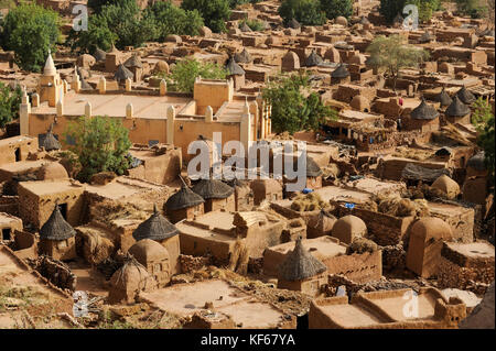 Land der Dogon in Mali, Dogon village Songho mit Ton Architektur an der Falaise die UNESCO Welterbe/MALI, etwa 20 km von Bandiagara südoestlich verlaeuft die rund 200 km lange Falaise, UNESCO-Welterbe, eine teilweise stark erodierte Sandsteinwand bis zu 300m Höhe, hier befinden sich viele Dogon Doerfer im Lehmbau Architektur, Dorf Songho Stockfoto