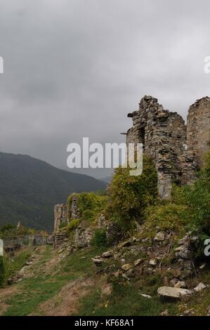 Sturmwolken über den Verlassenen, appennine, Dorf vecchio connio, carrega Ligure, Piemont, Italien. Stockfoto