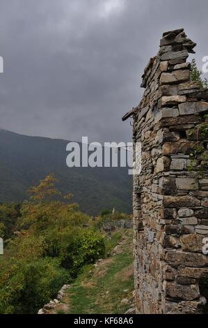 Sturmwolken über den Verlassenen, appennine, Dorf vecchio connio, carrega Ligure, Piemont, Italien. Stockfoto