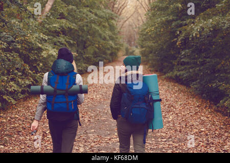 Freundin Reisende mit Rucksäcken ging Wandern in den Wäldern. Stockfoto