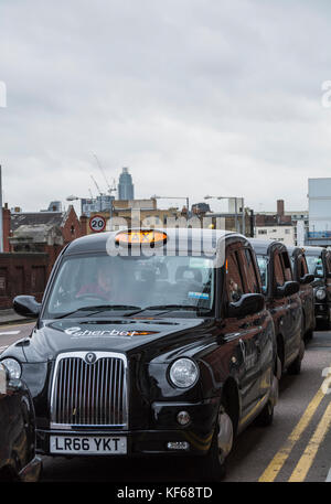 Londoner Taxis stehen vor der Waterloo Station im Zentrum Londons an. Stockfoto