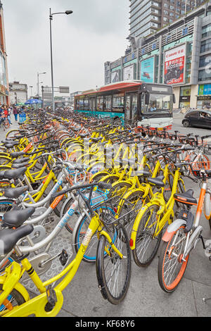 Chengdu, China - 30. September 2017: Public shared Fahrräder Parken in der Innenstadt von Chengdu. Stockfoto