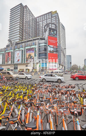 Chengdu, China - 30. September 2017: Public shared Fahrräder Parken in der Innenstadt von Chengdu. Stockfoto