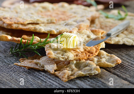 Südtiroler Brot Spezialität, sogenannte "chuettelbrot", eine sehr knusprig und trockenen Roggen Fladenbrot, oft mit geräuchertem Speck serviert und geräucherte Würste Stockfoto