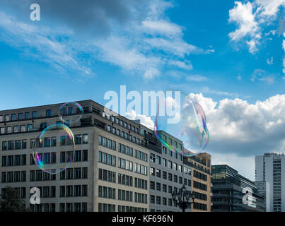 Seifenblasen Touristen in Berlin unterhalten Stockfoto