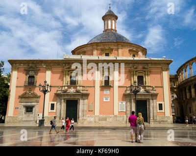 Außenseite der Basilika Virgen de los Desamparados in La Plaza de la Virgen liegt neben der Kathedrale, Valencia, Spanien Stockfoto