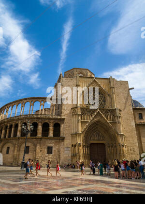 Die Fassade und die Tür der Apostel (La Puerta de los apostoles) von Valencia Kathedrale an der Plaza de la Virgen, Valencia, Spanien, gesehen. Stockfoto