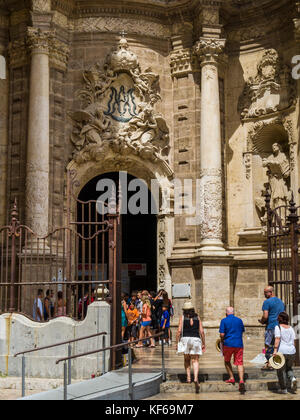 Besucher in der Kathedrale von Valencia an der Puerta de los Hierros, der Haupteingang, Ciutat Vella, Valencia, Spanien. Stockfoto