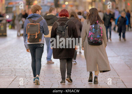 Drei junge Studenten Jungen und Mädchen Rucksäcke wandern aus gesehen hinter der Forth-and-Clyde-Kanal leinpfad Gehweg Pflaster Stockfoto