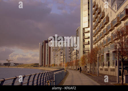 Glasgow Harbour Wohnungen tower Blocks zu Fuß in die Stadt am Fluss Clyde Gehweg grenfell Stil Verkleidungen Brand in Gebäude Glasgow, Schottland, Großbritannien Stockfoto