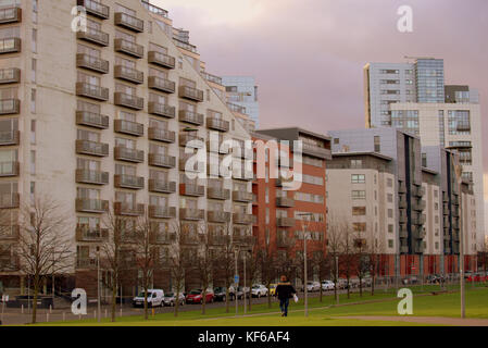 Glasgower Harbour ist ein flaches Turmhaus, das durch die Stadt auf dem clyde Walkway spaziert, ein Schrankfeuer im Grenfell-Stil, das im Gebäude Glasgow, Schottland, Großbritannien, verwendet wurde Stockfoto