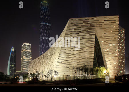 Die Nacht Blick auf die neue Bibliothek und die West Tower in der Stadt Guangzhou, Provinz Guangdong, China Stockfoto