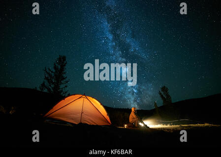 Sehenswürdigkeiten in der Nähe seiner camp Zelt in der Nacht. Stockfoto