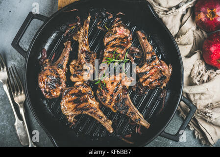 Barbecue Dinner mit gegrilltem Lamm Fleisch Koteletts in Pan Stockfoto