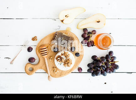 Camembert Käse mit Trauben, Nüssen, Birnen und Honig Stockfoto