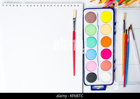 Aquarelle Gemälde mit bunten Bürsten Set Stockfoto