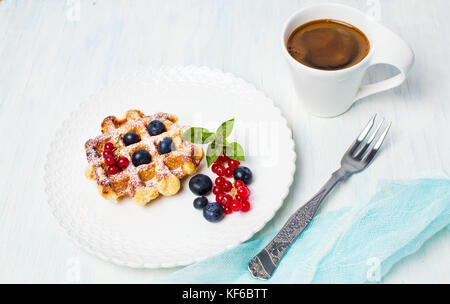 Waffel Dessert mit Beeren Obst auf einer Platte Stockfoto