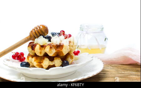 Waffel Dessert mit Beeren Obst auf einer Platte Stockfoto