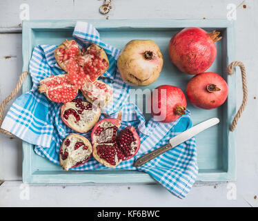 Rote und weiße Granatäpfel mit Messer Stockfoto