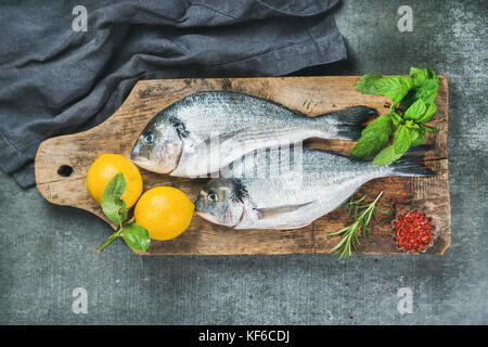 Ungekocht Dorade oder dorado Fisch mit Zitrone Stockfoto