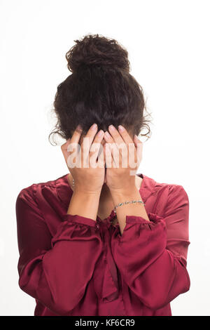 Porträt einer jungen Frau verstecken Gesicht mit den Händen Stockfoto