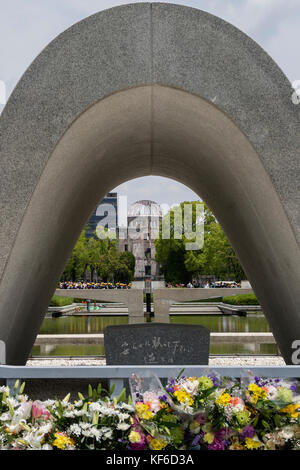 Hiroshima, Japan - 25. Mai 2017: Das mahnmal Kenotaph in Peace Memorial Park in Hiroshima mit der a-Bombe Dome im Hintergrund Stockfoto