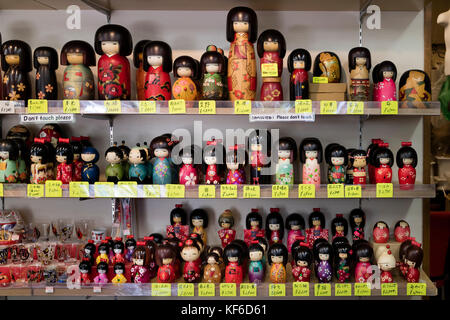 Miyajima, Japan - 26. Mai 2017: traditionellen japanischen Kokeshi dolls zum Verkauf als Souvenir Stockfoto