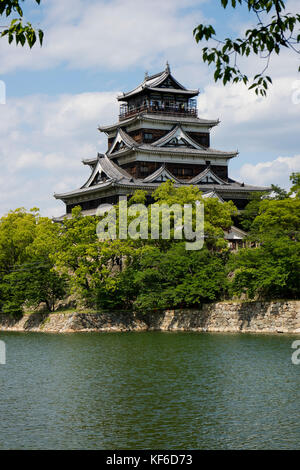 Hiroshima, Japan - 27. Mai 2017: Nachbildung der ursprünglichen Hiroshima Castle, Karpfen Schloss in Hiroshima Stockfoto