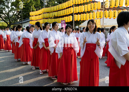 Hiroshima, Japan - 27. Mai 2017: mantō mitama Matsuri am Hiroshima - gokoku jinja Schrein, das Schauspiel der 100 Schrein Dirnen tanzen durch die Laterne li Stockfoto