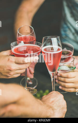 Die Leute, die Party, Sammeln, Feiern mit rose Champagner, vertikalen Zusammensetzung Stockfoto