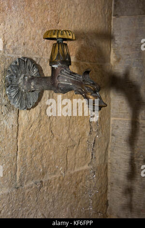 Wasser am Brunnen in der Kreta Mountain Village Myriokefala. Stockfoto