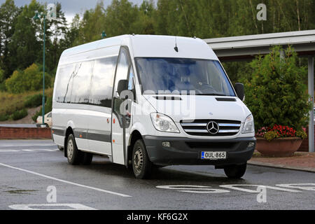 Salo, Finnland - 5 September, 2015: weiße Mercedes-Benz Sprinter Minibus hält an der Bushaltestelle parken in Süden Finnlands. Das MB Sprinter hat einen Sitzbereich Capaci Stockfoto