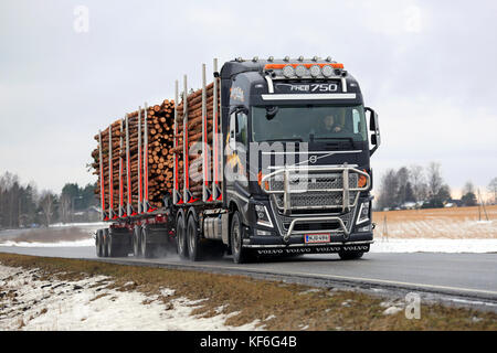 Salo, Finnland - 19. Februar 2016: Volvo FH 16 750 logging Truck hols Zellstoff Holz entlang der Autobahn im Süden von Finnland. Die Neue bioproduct Mühle von metsa g Stockfoto