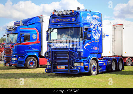 Alaharma, Finnland - 7 August, 2015: Zwei Blaue SCANIA-Lkw, von Jh kuljetus Oy, von links r730 und r500 auf der jährlichen Energie Truck Show 2015 angezeigt Stockfoto