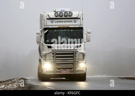 Salo, Finnland - Februar 7, 2016: Vorderansicht des weißen Scania R 500 Tank-LKW auf der Straße in dichtem Nebel im Süden Finnlands. finnische Wetter Stockfoto