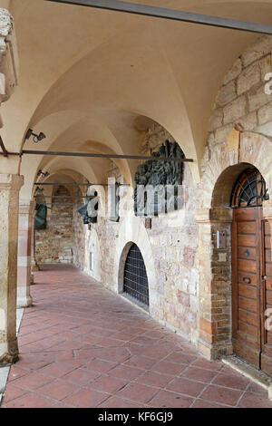 ASSISI, Italien, 30. JUNI 2017: berühmten Basilika des Hl. Franziskus von Assisi (Basilika) Eucharistiefeier di San Francesco in Assisi, Umbrien - Italien Stockfoto